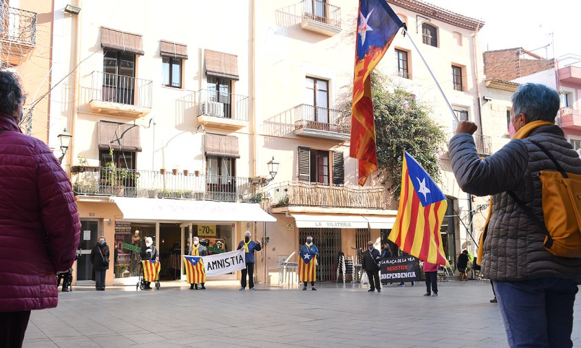 Les Àvies i Avis, ahir, a la concentració de la plaça de la Vila