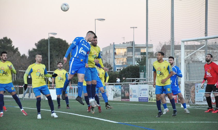 Un moment del partit entre el Cambrils Unió i el Riudoms disputat el dissabte a la tarda