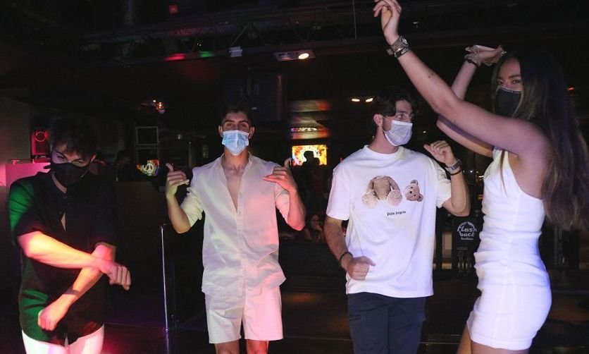 Imatge d'un grup de joves que balla amb mascareta a la pista de la discoteca Flashback de Salou, el passat mes d'octubre