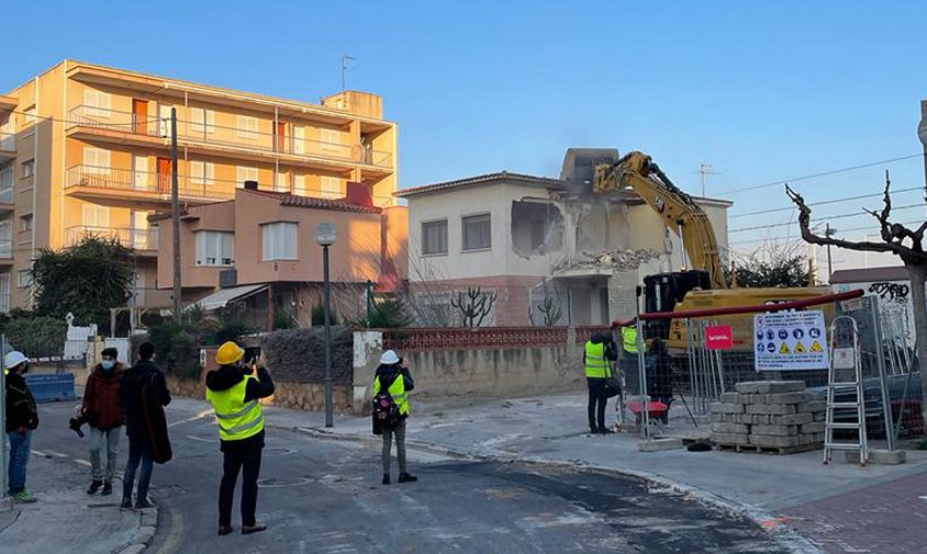 Treballs de demolició d'alguns dels edificis situats prop del barranc de Barenys, a Salou