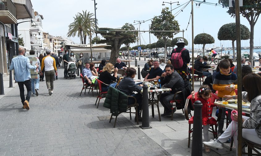 Imatge de terrasses d'establiments de restauració al port de Cambrils