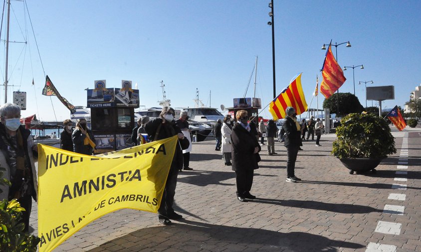 Un moment de la concentració de les Àvies i Avis, ahir al migdia, al Port