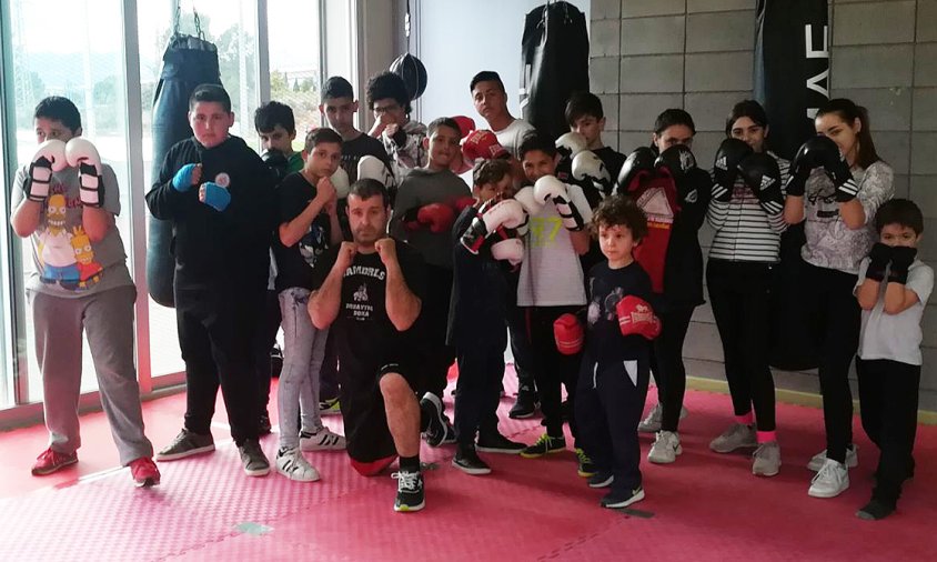 Foto de grup d'una part dels socis del Club de Muaythai i Boxa Cambrils