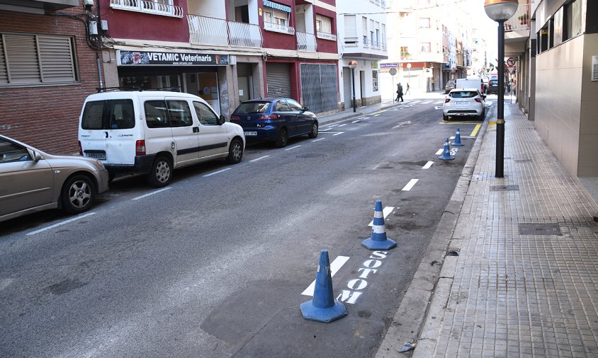 Al carrer de Colom ja s'ha començat a eliminar una de les dues fileres d'aparcaments