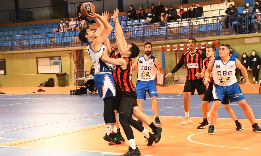 Alex Rodríguez fa un llançament a cistella en el partit disputat aquest passat dimarts a la nit, davant el Reus Deportiu B, al Palau Municipal d'Esports