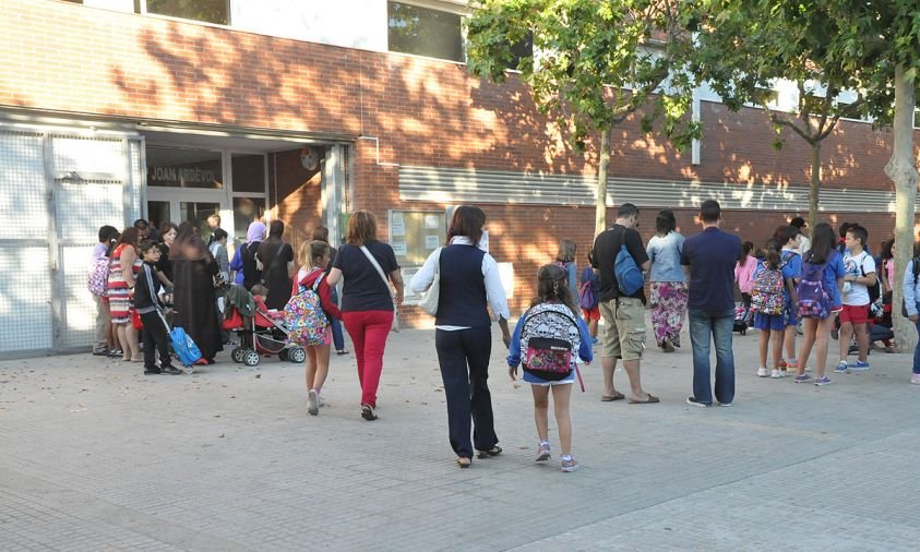 Imatge d'arxiu d'un inici de curs, a l'entrada de l'escola Joan Ardèvol