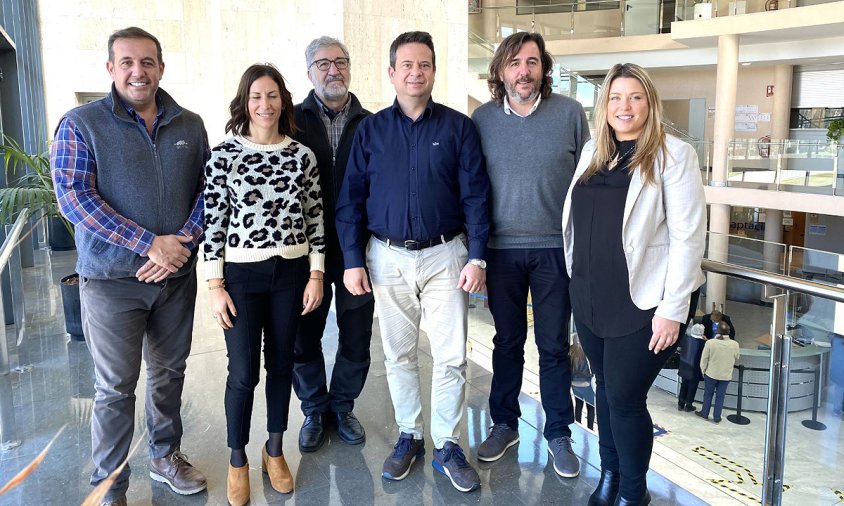 Imatge de la trobada entre els representants del govern municipal de Cambrils i el de Mont-roig del Camp