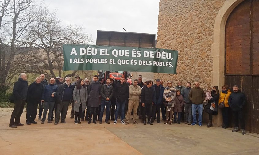 Els manifestants davant de l'església de Sant Andreu de Maians, al terme de Castellfollit del Boix (Bages)