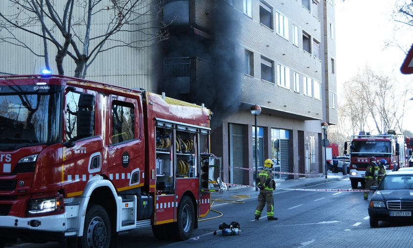 Un espès fum negre ha sortit cap a l'exterior del pàrquing en els primers moments de l'incendi