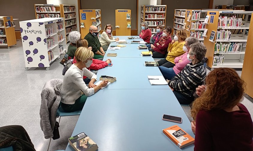 La trobada del Club de Lectura es va fer a la biblioteca Josep Salceda i Castells