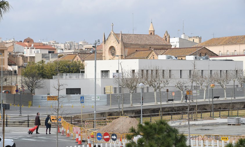 Detall del col·legi Cardenal Vidal i Barraquer amb les noves instal·lacions d'educació infantil en primer terme