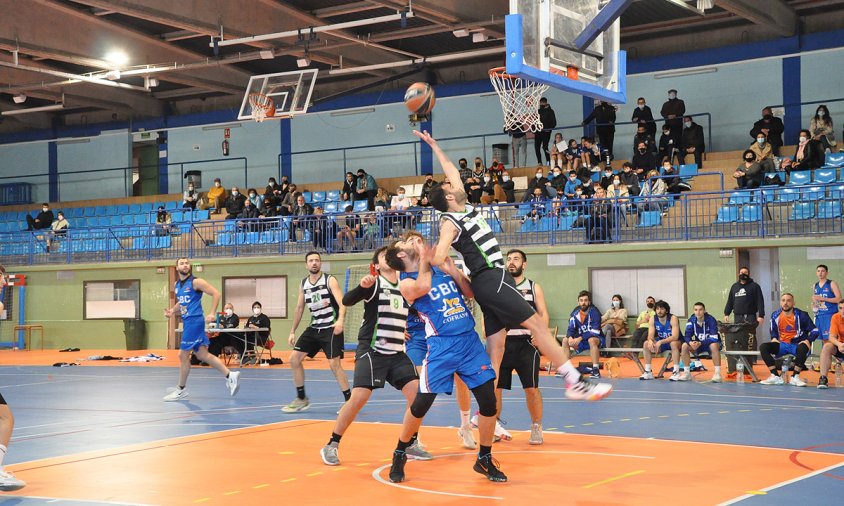 Un moment del partit entre el CB Cambrils i el Reus Ploms Salle, ahir al matí