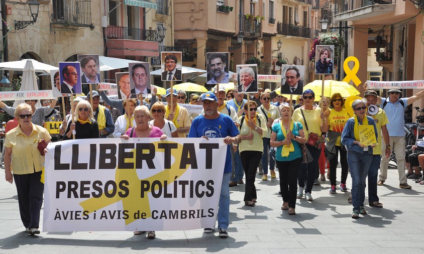 Els Avis i Àvies, ahir, a la plaça de la Vila