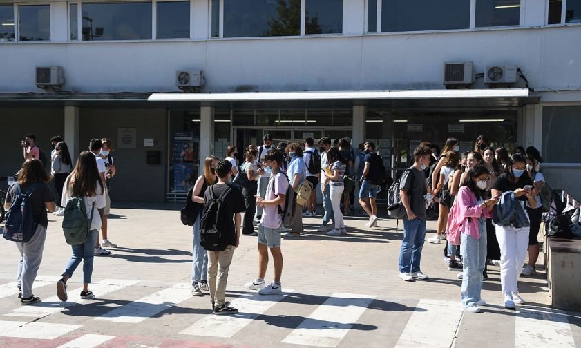 Imatge d'arxiu d'una entrada d'alumnes a l'institut Cambrils