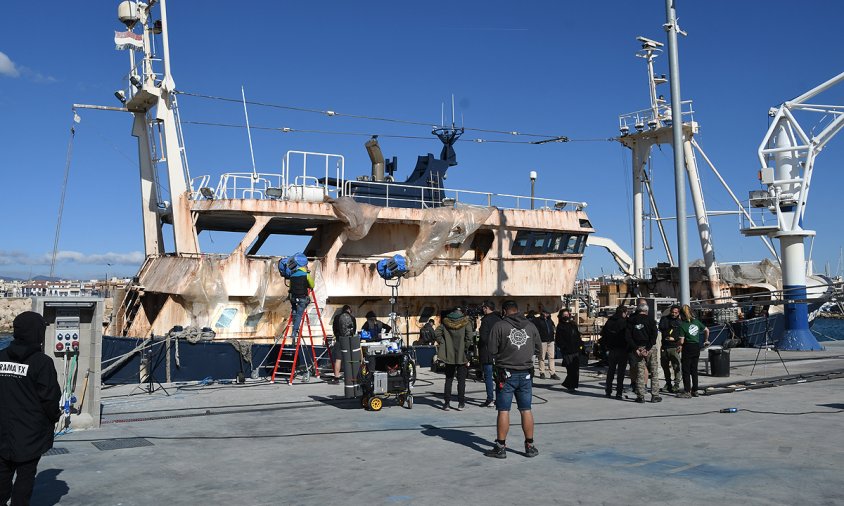 Varador de Cambrils amb el vaixell Aris Tima i l'equip de rodatge de la pel·lícula, ahir al matí
