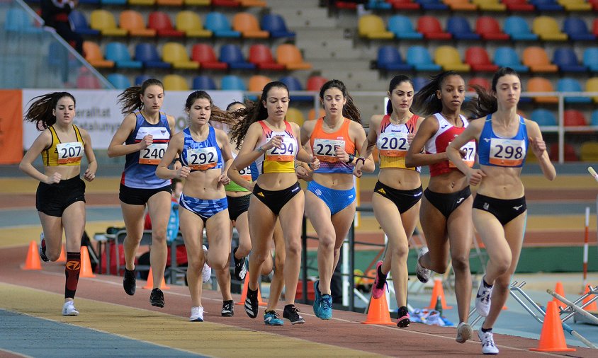 Maria Taggi, en la primera posició, durant la prova dels 1.500 metres llisos del campionat de Catalunya s-18