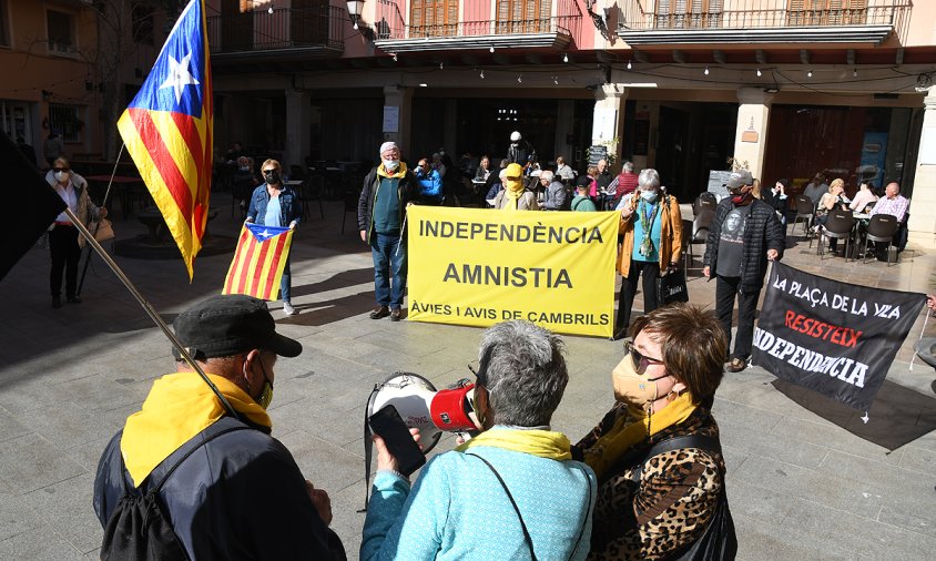 Detall de la concentració de les Àvies i Avis, ahir al matí, a la plaça de la Vila