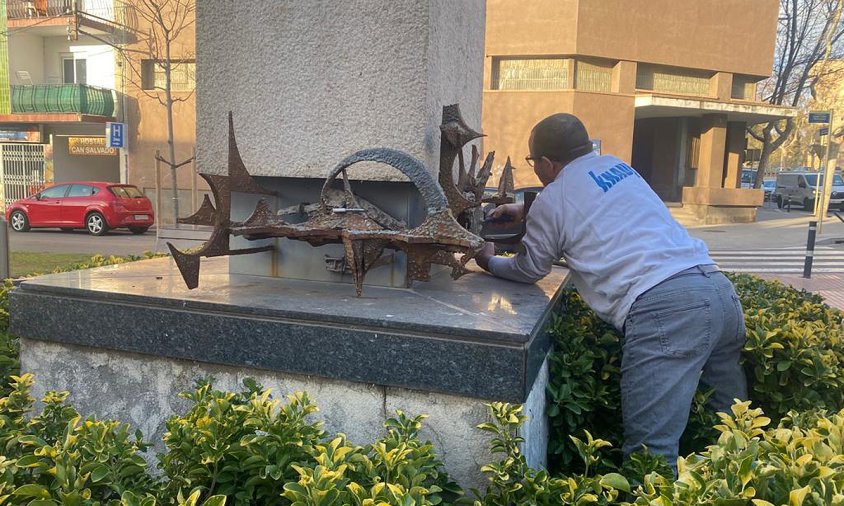 Imatge dels treballs de restauració al monument d'Antoni de Gimbernat, ubicat a l'avinguda de Josep Vidal i Barraquer