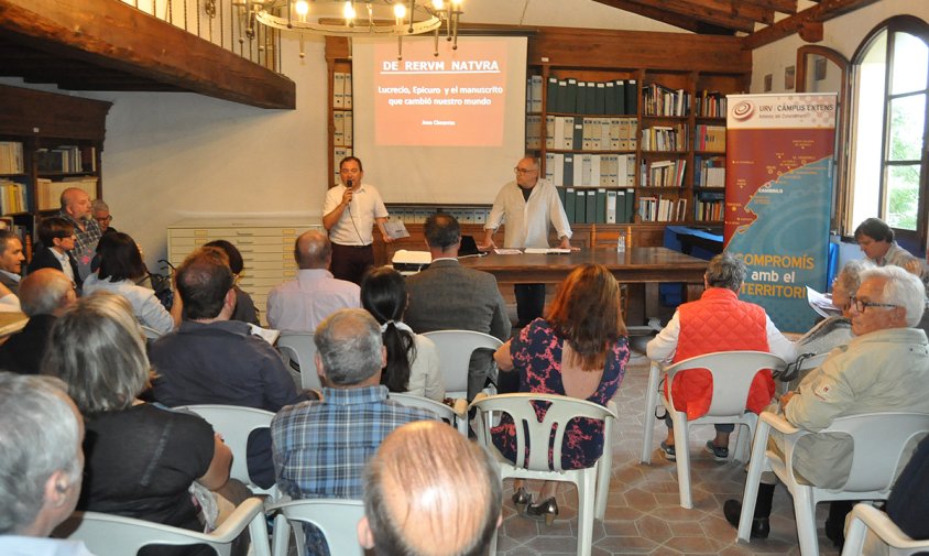 Un moment de la xerrada de José Luis Cimarras, ahir al vespre al Museu Molí de les Tres Eres, acompanyat del director del Museu, Gerard Martí