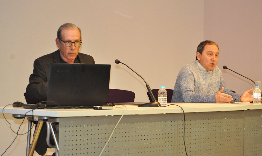 Jordi Carbonell amb Gerard Martí en la conferència d'ahir al vespre al Centre Cultural