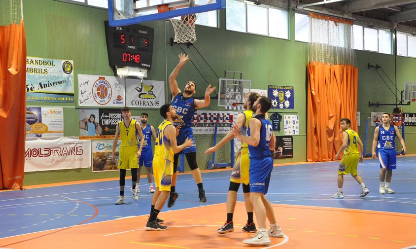 Un moment del partit del CB Cambrils contra l'AE Claret disputat ahir a la tarda