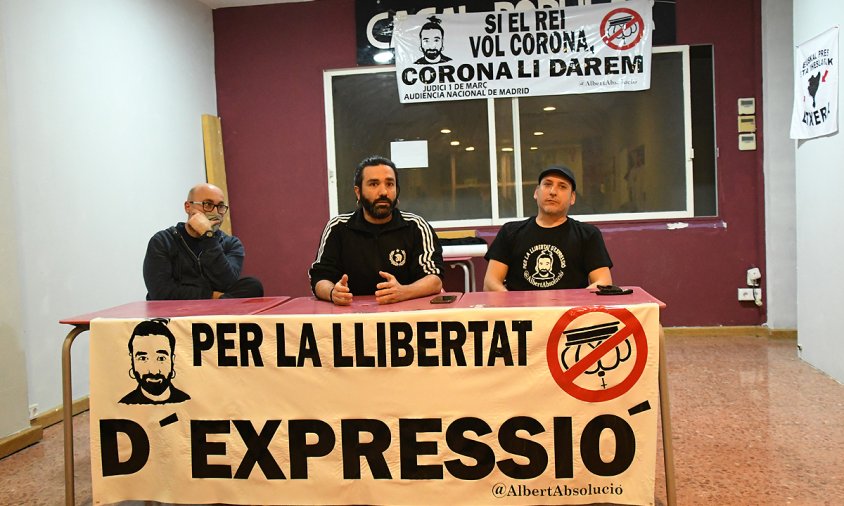 Albert Baiges, al centre de la imatge, en la xerrada que va fer aquest passat mes de febrer al Polvorí