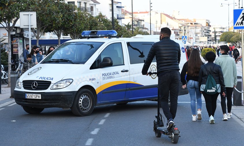 Imatge d'arxiu d'un vehicle policial al Port durant la Setmana Santa de l'any passat