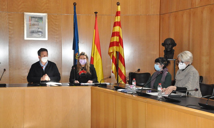 Un moment de la presentació del protocol, ahir al migdia a la sala de plens. D'esquerra a dreta: Oliver Klein, Íngrid Duch, Amaya Díez i Mònica Romano