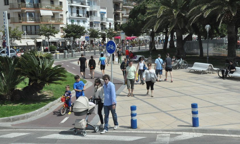 Imatge d'arxiu de gent passejant pel Port de Cambrils