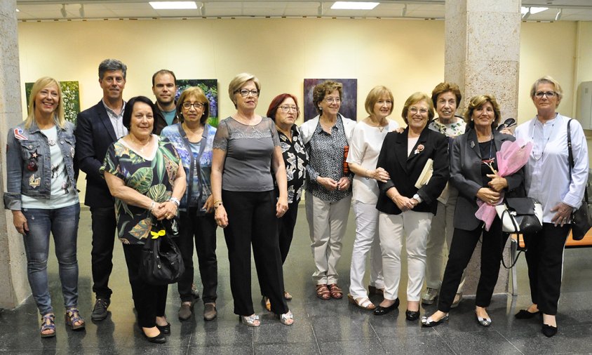 Foto de grup del Col·lectiu de Dones de Vilafortuny, ahir a la inauguració de l'exposició, acompanyades dels regidors de Cultura i de Joventut