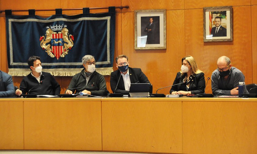 Un moment de la intervenció del regidor d'Hisenda, David Chatelain, en la sessió plenària d'ahir al matí