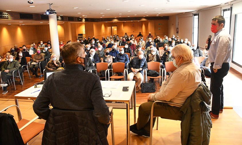 La reunió de la Plataforma d'Afectats es va fer a la sala d'actes del Casal de la Gent Gran