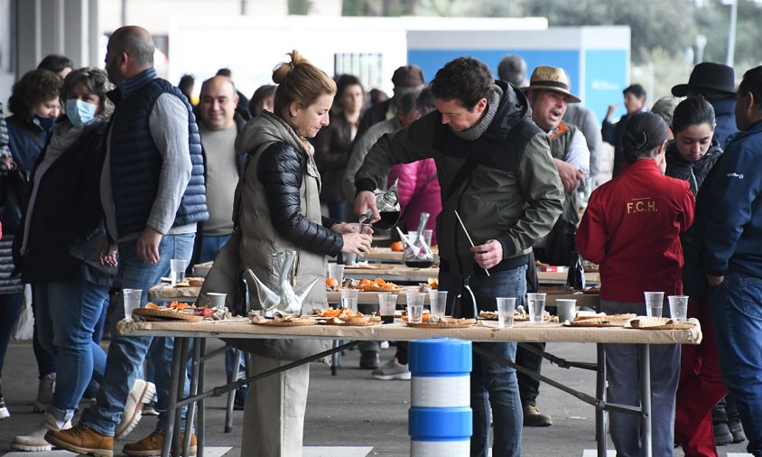 L'esmorzar popular es va fer sota la porxada de les instal·lacions de la Cooperativa Agrícola