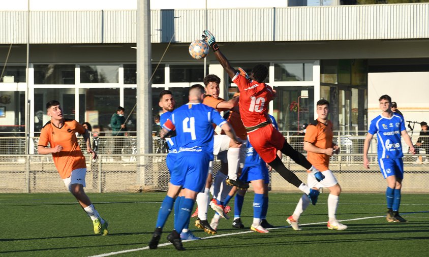 Imatge del partit jugat aquest passat dissabte a la tarda a l'estadi municipal entre el Cambrils Unió i el Morell