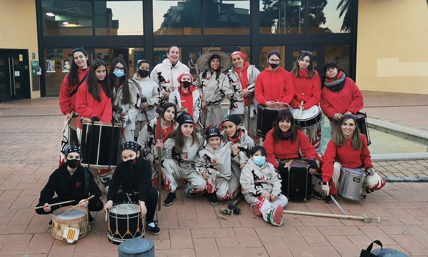 Diablesses i timbaleres dels Cagarrieres que van participar al correfoc de la Selva del Camp