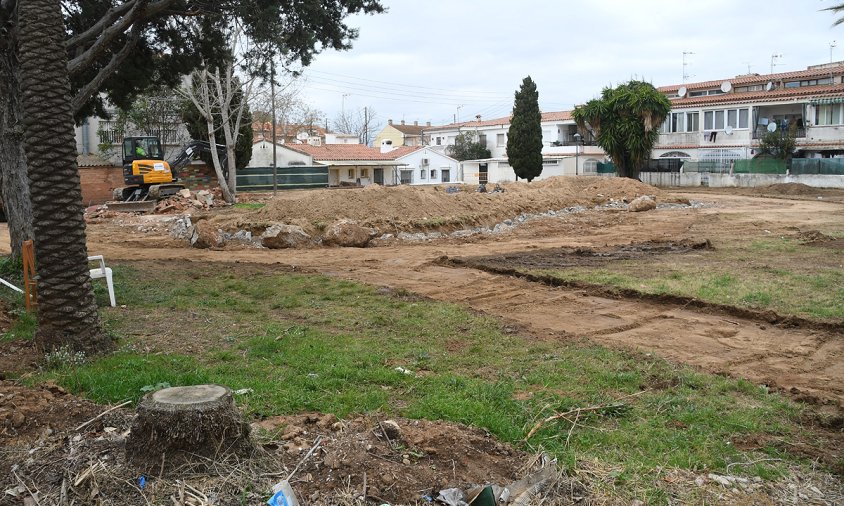 Espai de l'antiga piscina del Nou Cambrils on s'hi estan fent treballs d'adequació i reforma