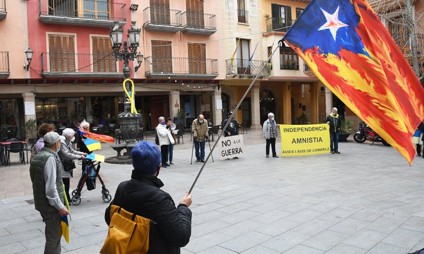 Un moment de la concentració de les Àvies i Avis, ahir, a la plaça de la Vila