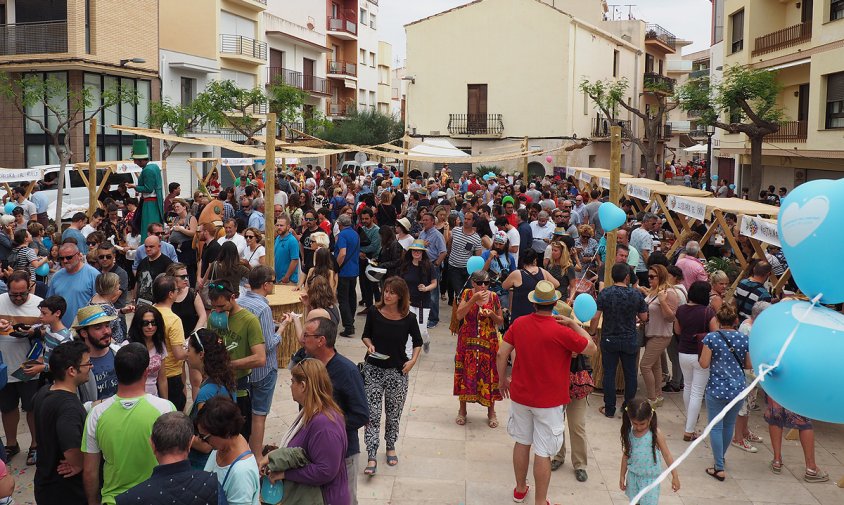 Aspecte de la plaça de Catalunya de l'Hospitalet de l'Infant, ahir, durant la celebració de la Tonyinada