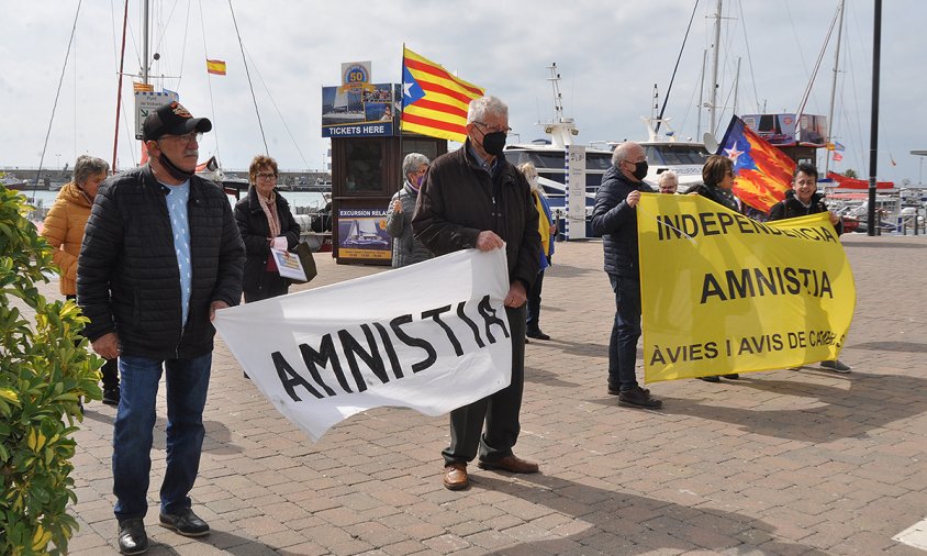 Un moment de la concentració de les Àvies i Avis, ahir, al port