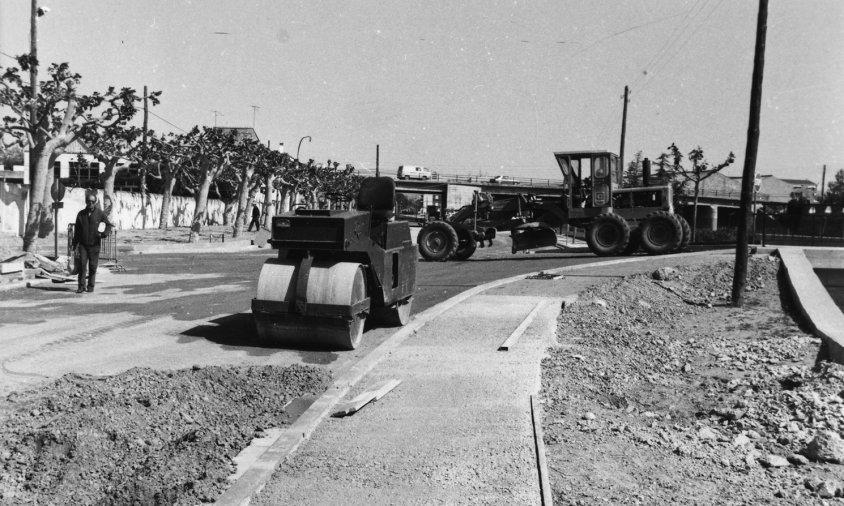 Acabament de les obres del pont de la riera d'Alforja sobre el carrer de Santa Joaquima de Vedruna / Març 1978