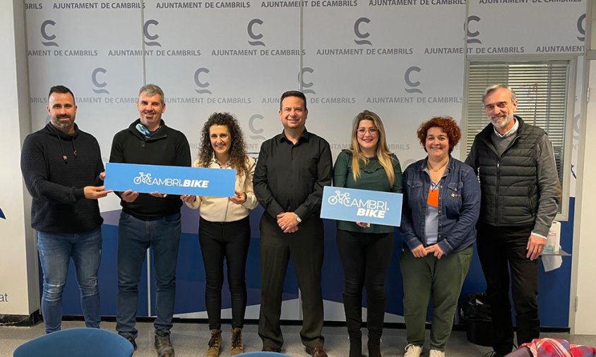 L'alcalde de Cambrils, Oliver Klein i les regidores de Turisme i Esport, Yolanda Burgos i Natàlia Pleguezuelos, acompanyades de representants de la Penya Cicloturista, Naturetime, Rodabike i l’Associació solidària Pedals Non Stop.