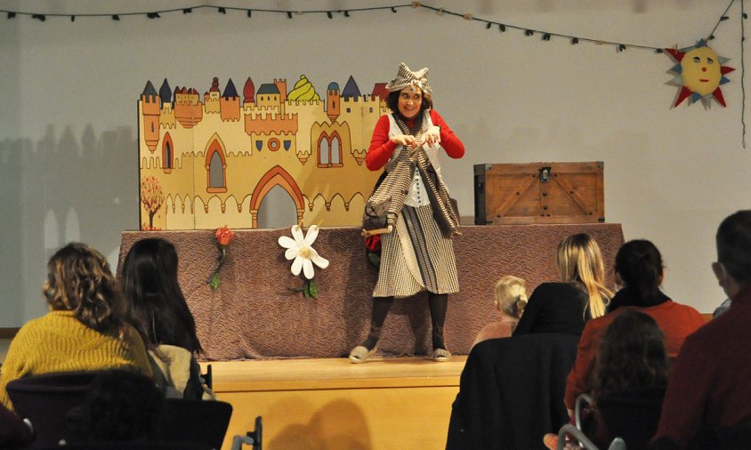 Un moment de la sessió de contes amb Eva González