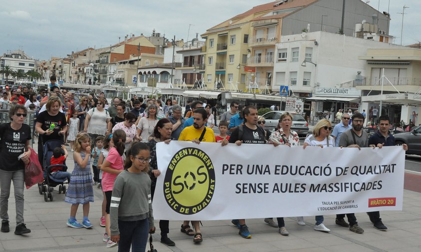 Pas de la manifestació per la façana marítima del Port, ahir al matí