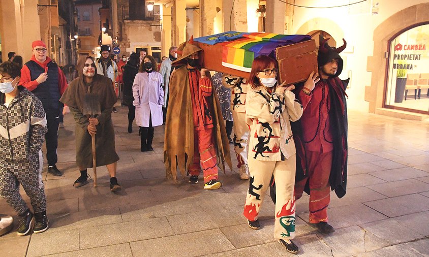 Arribada del taüt amb el rei Carnestoltes, ahir al vespre, a la plaça de la Vila