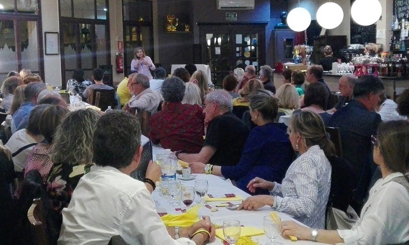 Un moment del parlament de la diputada Teresa Pallarès durant el sopar groc que es va fer aquest passat dissabte al vespre