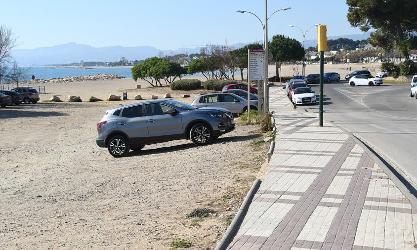 Tram de passeig que s'arranjarà i espai d'aparcament que quedarà eliminat amb la remodelació de la zona