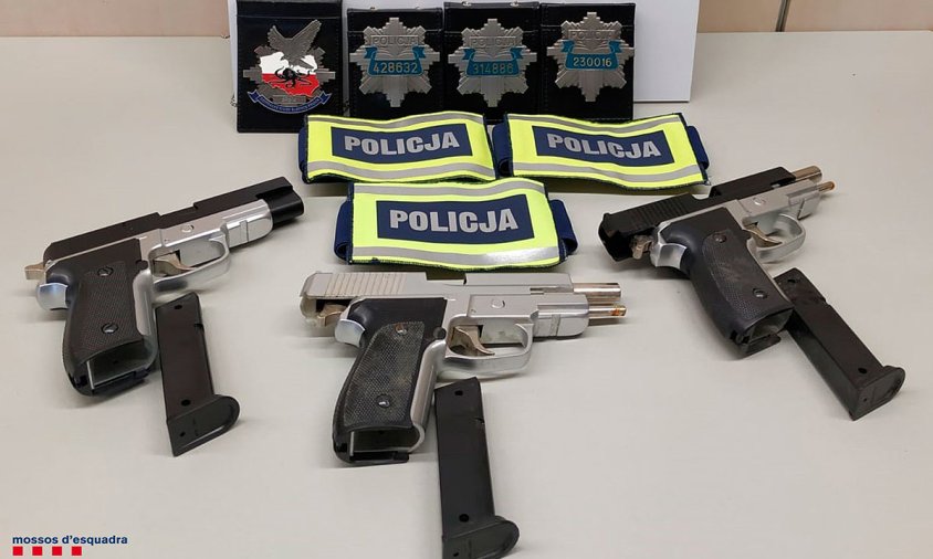 Els arrestats duien tres armes de foc simulades i credencials i braçalets amb inscripcions de la policia polonesa