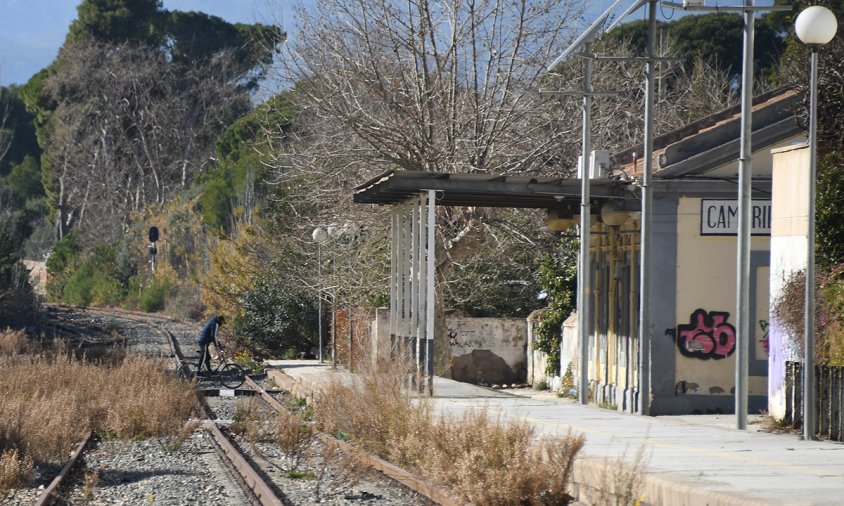 Aspecte actual de les vies i de l'antiga estació de tren
