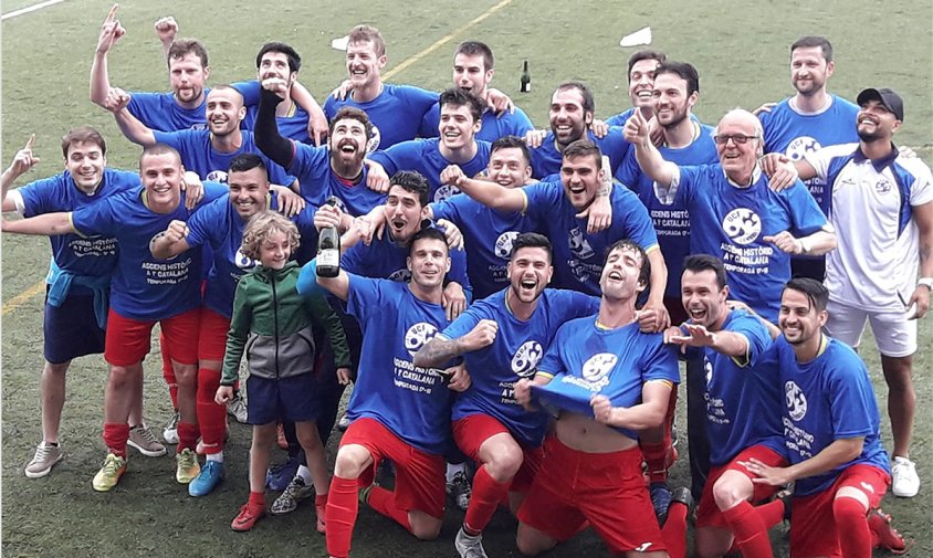 Els jugadors del Cambrils Unió celebrant el seu ascens a la Primera Catalana