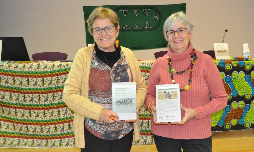 Conxita Tarruel a l'esquerra i Rosa Pi a la dreta amb un exemplar del llibre "La força del ritme i la percussió. Viatges solidaris i culturals pel Senegal i Gàmbia"